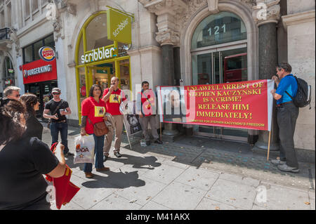 Stand des manifestants avec une bannière à l'extérieur de la porte du bureau de l'ambassade de Turquie à Holborn et appel à la libération de gauche écossais Steve Kaczynski, qui a eu lieu depuis le 2 avril. Banque D'Images