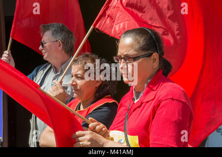 Les manifestants avec des drapeaux rouges demandent la libération des gauchistes écossais Steve Kaczynski l'extérieur du bureau de l'ambassade de Turquie à Holborn. Banque D'Images