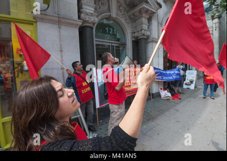 Les manifestants appellent à la libération de gauche écossais Steve Kaczynski l'extérieur du bureau de l'ambassade de Turquie à Holborn. Est détenu sans accusations depuis le 2 avril, il a été en grève de la faim depuis le 25 juin. Banque D'Images