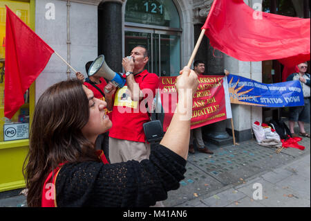 Les manifestants appellent à la libération de gauche écossais Steve Kaczynski l'extérieur du bureau de l'ambassade de Turquie à Holborn. Est détenu sans accusations depuis le 2 avril, il a été en grève de la faim depuis le 25 juin. Banque D'Images