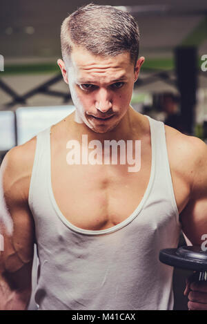 Jeune homme dans la salle de sport de powerlifting Banque D'Images