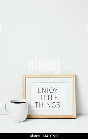 En bois d'une photo avec le texte bénéficient de peu de choses écrites en C et une tasse de café, sur une table de Pentecôte sur un fond blanc avec quelques blan Banque D'Images