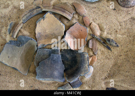 La science. L'archéologie classique. Céramique et Poterie en stuc 10-11 siècle de Slave (et Vikings) ancien établissement (Izborsk, Russie), pot en argile, earthe Banque D'Images