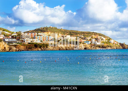 Sunny sandy Livadi Beach dans la baie de la mer de Bali village resort. Vue sur la côte rocheuse de maisons blanches. Bali, Rethymno, Crète, Grèce Banque D'Images