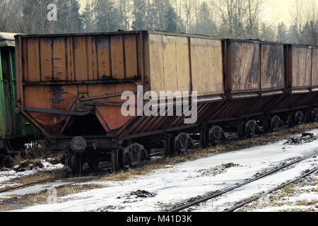 Alimentation en hiver sur un chemin de travail. Trains de chemin de fer à voie étroite est un très vieux Banque D'Images