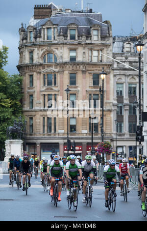 Ride London bike race - riders passent à travers le centre de Londres vers la ligne finlandaise. Banque D'Images