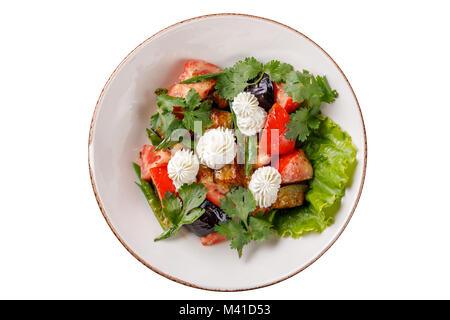 Un plat de légumes avec des aubergines sur un fond blanc. Isolées. Banque D'Images