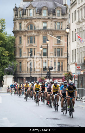 Ride London bike race - riders passent à travers le centre de Londres vers la ligne finlandaise. Banque D'Images