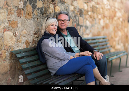 Senior couple sitting on bench relaxing Banque D'Images