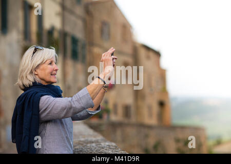 Senior woman en vacances en prenant une photo Banque D'Images