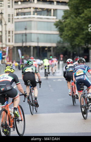 Ride London bike race - riders passent à travers le centre de Londres vers la ligne finlandaise. Banque D'Images