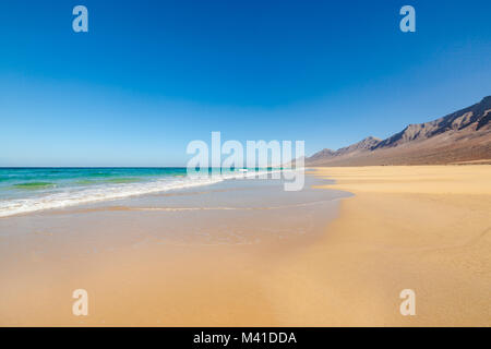 Fuerteventura - Incroyable plage de Cofete avec horizon infini. Collines volcaniques dans l'arrière-plan et l'océan Atlantique. Canaries, Espagne. Banque D'Images