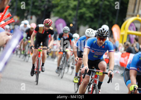 Ride London bike race - riders passent à travers le centre de Londres vers la ligne finlandaise. Banque D'Images