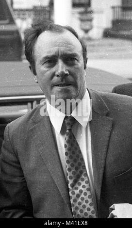 Tony Waddington, manager de Stoke City, arrive à l'hôtel Dominion, Lancaster Gate, à comparaître devant une commission disciplinaire de la FA. Banque D'Images