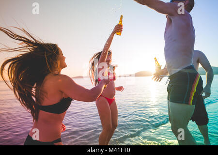 Groupe des amis de la génération y s'amusant sur la plage - vivre ensemble, les activités de plein air, se retirer du monde concept Banque D'Images