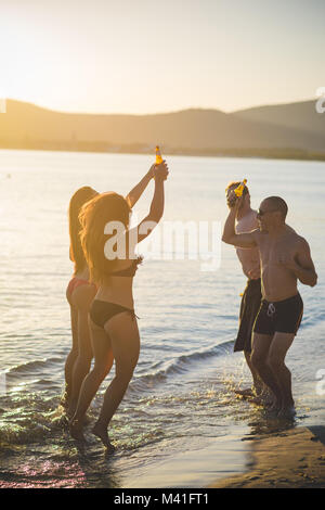 Groupe des amis de la génération y s'amusant sur la plage - vivre ensemble, les activités de plein air, se retirer du monde concept Banque D'Images