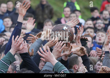 Des joueurs durant les jours gras Royal annuel football match à Ashbourne, dans le Derbyshire, qui se déroule sur deux périodes de huit heures, le Mardi Gras et le mercredi des Cendres avec les buts sont trois milles. Banque D'Images