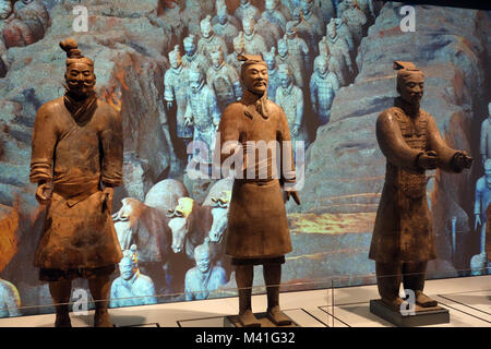 Trois du Premier Empereur de Chine et les guerriers de terre cuite sur l'exposition au musée du monde, Liverpool, Angleterre, Royaume-Uni. Banque D'Images