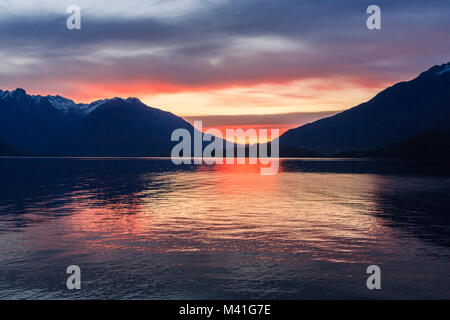 Lever du soleil sur le lac de Côme de Domaso village. La Lombardie, Italie, province de Côme Banque D'Images