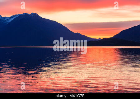 Lever du soleil sur le lac de Côme de Domaso village. La Lombardie, Italie, province de Côme Banque D'Images