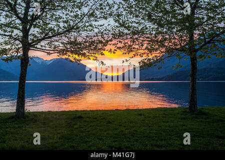 Lever du soleil sur le lac de Côme de Domaso village. La Lombardie, Italie, provence de Como Banque D'Images