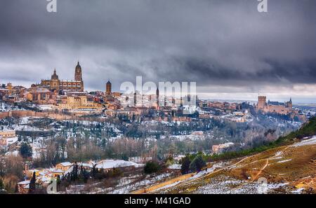 La ville de Ségovie en Espagne par la neige de l'hiver. Banque D'Images