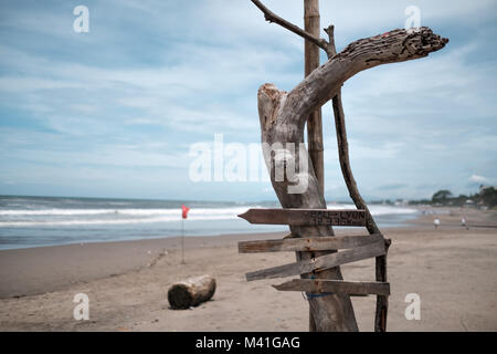 L'affichage de distance ville vide à la plage Banque D'Images