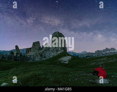 Cinque Torri groupe, Cortina d'Ampezzo, Dolomites, Italie, Vénétie. Femme regardant ciel étoilé. Banque D'Images