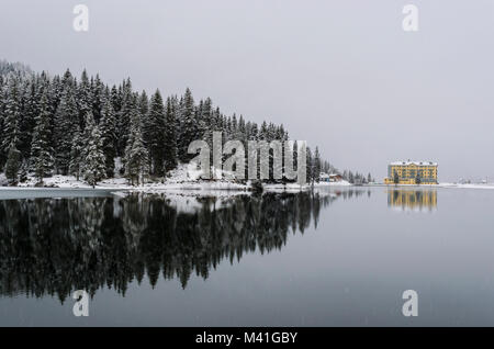 Le lac de Misurina, Dolomites, Veneto, Italie. Misurina se reflète dans le lac Banque D'Images
