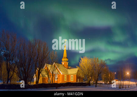 Flakstad Église dans l'île de Lofoten sous un puissant Aurora Borealis, Norvège Banque D'Images