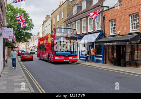 Un open top bus touristique conduire sur Eton High Street sur une journée d'été ensoleillée ; Windsor et Eton, UK Banque D'Images