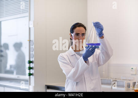 Female scientist travaillant dans un laboratoire scientifique. Banque D'Images