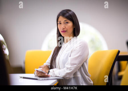 Businesswoman looking at camera avec confiance Banque D'Images