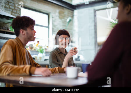 Groupe d'amis ayant café ensemble Banque D'Images