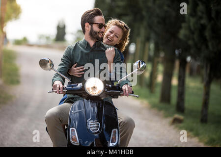 Jeune couple en moto ensemble Banque D'Images