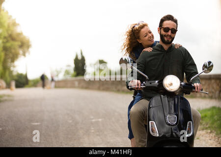 Jeune couple en moto ensemble Banque D'Images