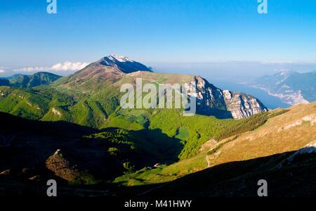 L'Europe, Italie, Vénétie. Le Monte Baldo mountain vu de l'Altissimo, éclairé par la lumière du matin sur le lac de Garde Banque D'Images