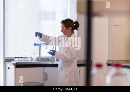 Female scientist travaillant dans un laboratoire scientifique. Banque D'Images