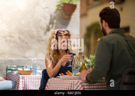 Jeune couple de manger en plein air sur l'locations Banque D'Images