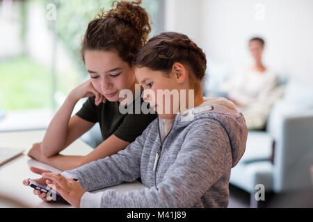 À l'aide de soeurs ensemble smartphone Banque D'Images