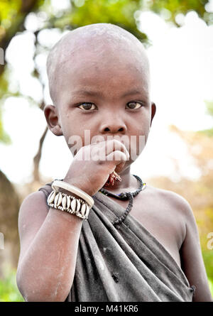 L'AFRIQUE, TANZANIE - le 9 février 2014 : Garçon non identifié de la tribu Masaï à la recherche de l'appareil photo le 9 février 2014. La Tanzanie. Les Masai sont les plus fam Banque D'Images