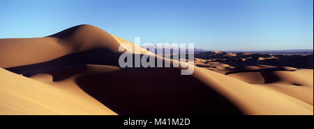 La Libye, le Sahara, les dunes de sable de Tanezouft près du oasis de Ghat, le massif de l'Akakus en arrière-plan Banque D'Images