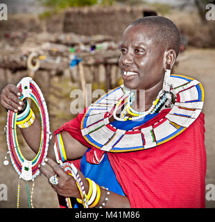 La Tanzanie, l'Afrique - le 9 février 2014 : femme Masai avec ornements traditionnels, l'examen de la vie quotidienne de la population locale le 9 février 2014. La Tanzanie. Banque D'Images