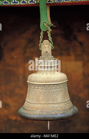 La Chine, Tibet, Tibet central, un monastère tibétain's bell avec un petit bouddha utilisé pour appeler le début et la fin de la services religieux Banque D'Images