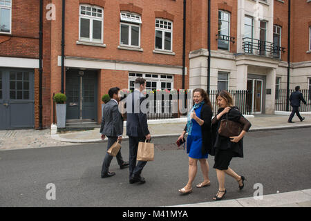 Londres, Royaume-Uni. Au cours du déjeuner, les commis Mayfar. Banque D'Images