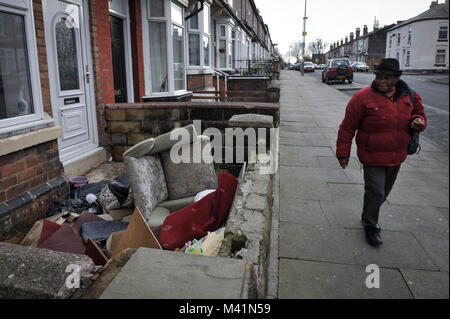 Avantages Street. James Turner est représenté dans la rue Winston zone verte de Birmingham. Il a été filmé pour un documentaire sur Channel 4 TV. Banque D'Images