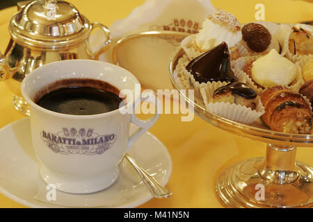 L'Italie, région du Piémont, ville de Turin, chocolat, spécialité de la ville, dans le quartier historique de Baratti et café Milano Banque D'Images