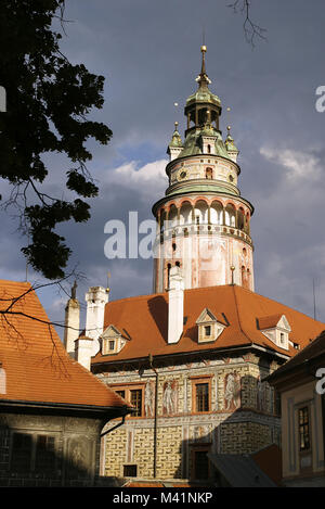 République tchèque, la Bohême, Cesky Krumlov, château de style Renaissance, tour peint en 1590 par Barthélemy Beranek, mesurant 54,5 mètres Banque D'Images