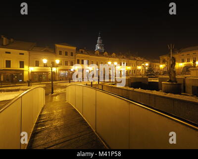 BIELSKO-BIALA, POLOGNE EUROPE sur Décembre 2017 : place principale de centre-ville historique avec de vieux bâtiments, lampadaires et tour de la cathédrale Saint-Nicolas Banque D'Images