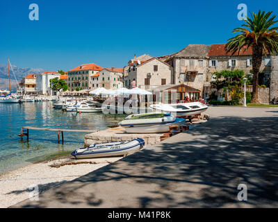 Ville de Postira sur l'île de Brac, Dalmatie, Croatie, Europe Banque D'Images